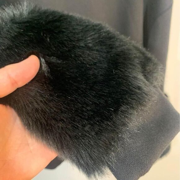 VERA WANG woman’s sweatshirt with faux fur wrists. Gorgeous! Crew neck. XXL. Bla - Picture 4 of 10